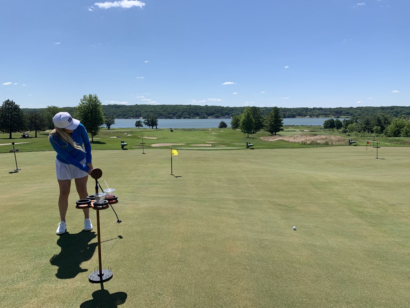 Profesionali golfo žaidėja Paige Spiranac įdeda kamuolį į vieną iš „The Dance Floor“ skylių